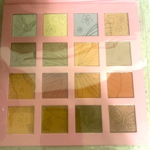 Nicole Miller give me butterfly eyeshadow palette 16 colors of mats and shimmer - Picture 3 of 6